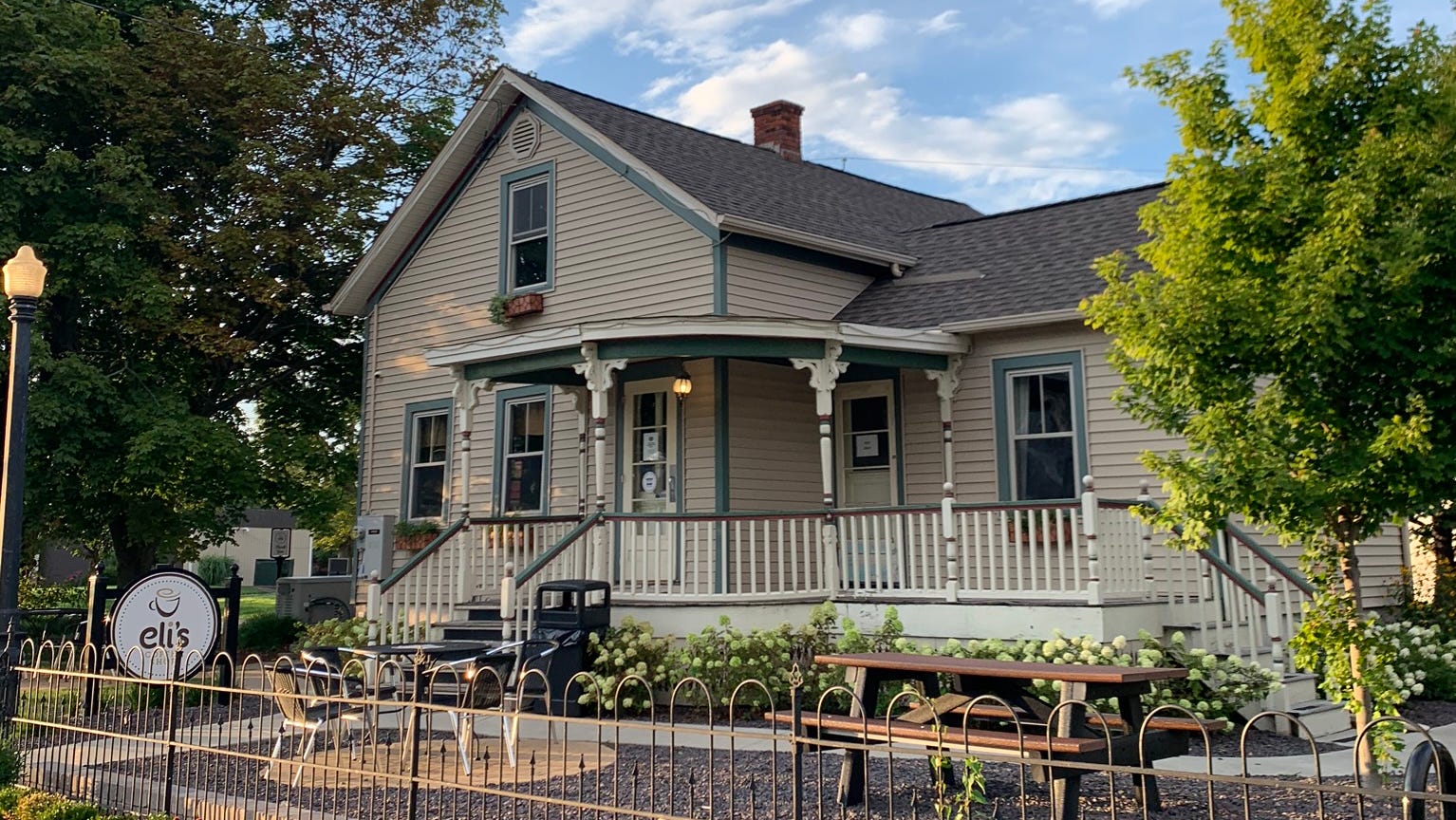 Eli's Coffee Shop Celebrates 20 Years with Special Discounts