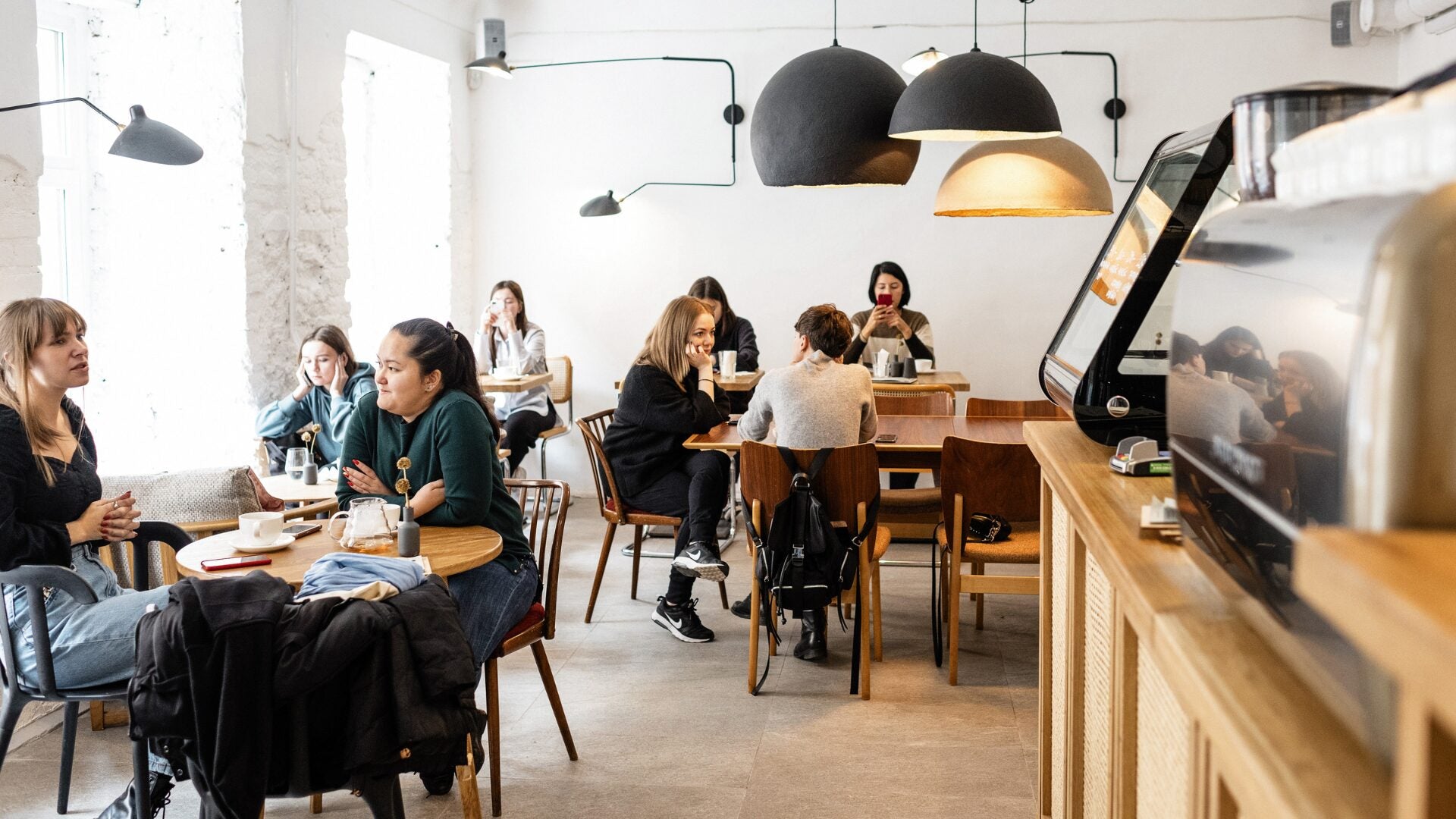 Coffee Giants Sweat as Indie Cafés Steal Market Share