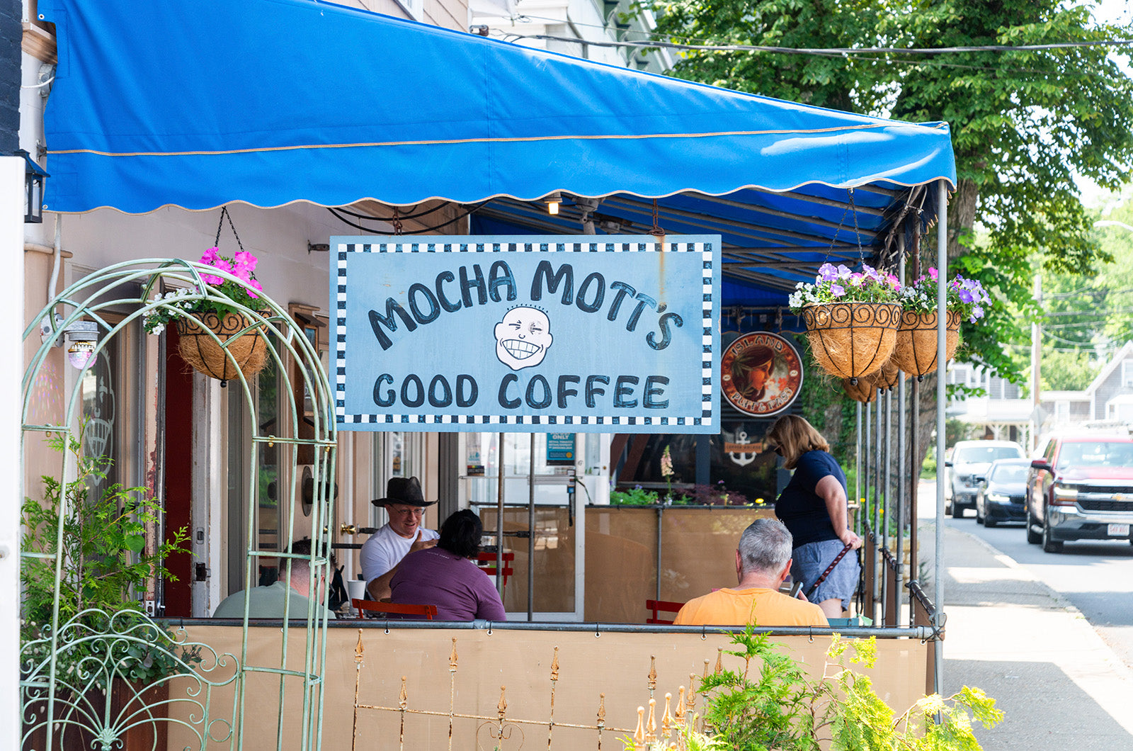 Islanders Bid Farewell to Mocha Mott’s as New Coffee Shop Takes Over